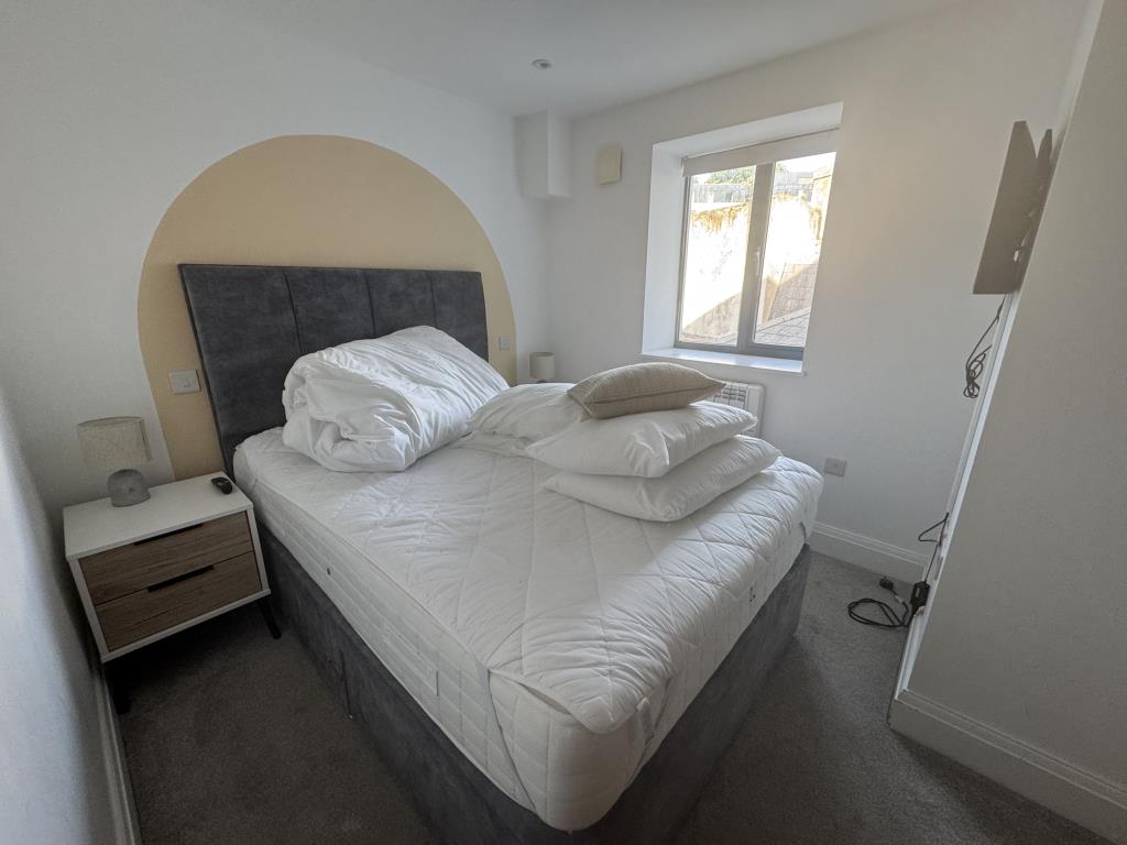 Lot: 67 - A WELL PRESENTED APARTMENT WITHIN CLOSE PROXIMITY TO TORQUAY HARBOUR - Bedroom two